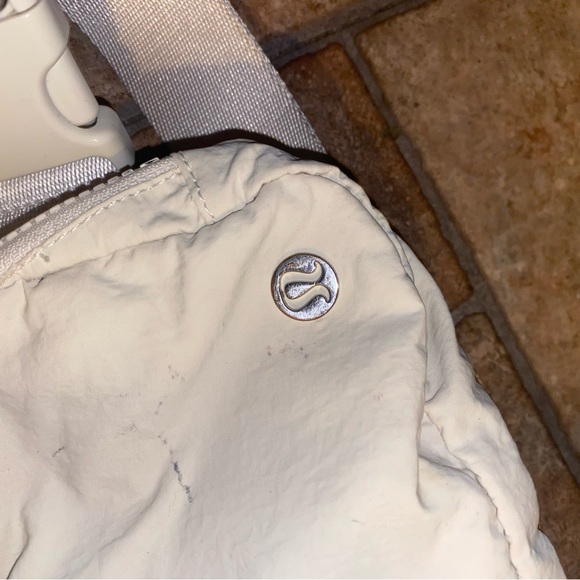 White Lululemon Fannypack - Picture 4 of 6